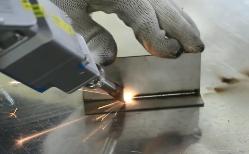 手持激光焊接機vs機器人焊接：2025年技術對比與展望