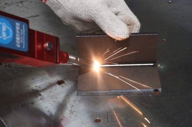 光纖激光焊接機在電控柜行業的智能焊接方案